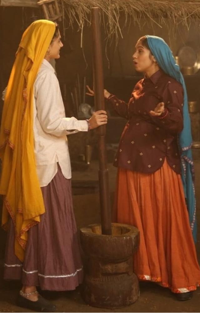 The film revolves around Chandro and Prakashi, who live in a patriarchal society and are in
their 60s, accidentally discover their shooting skills